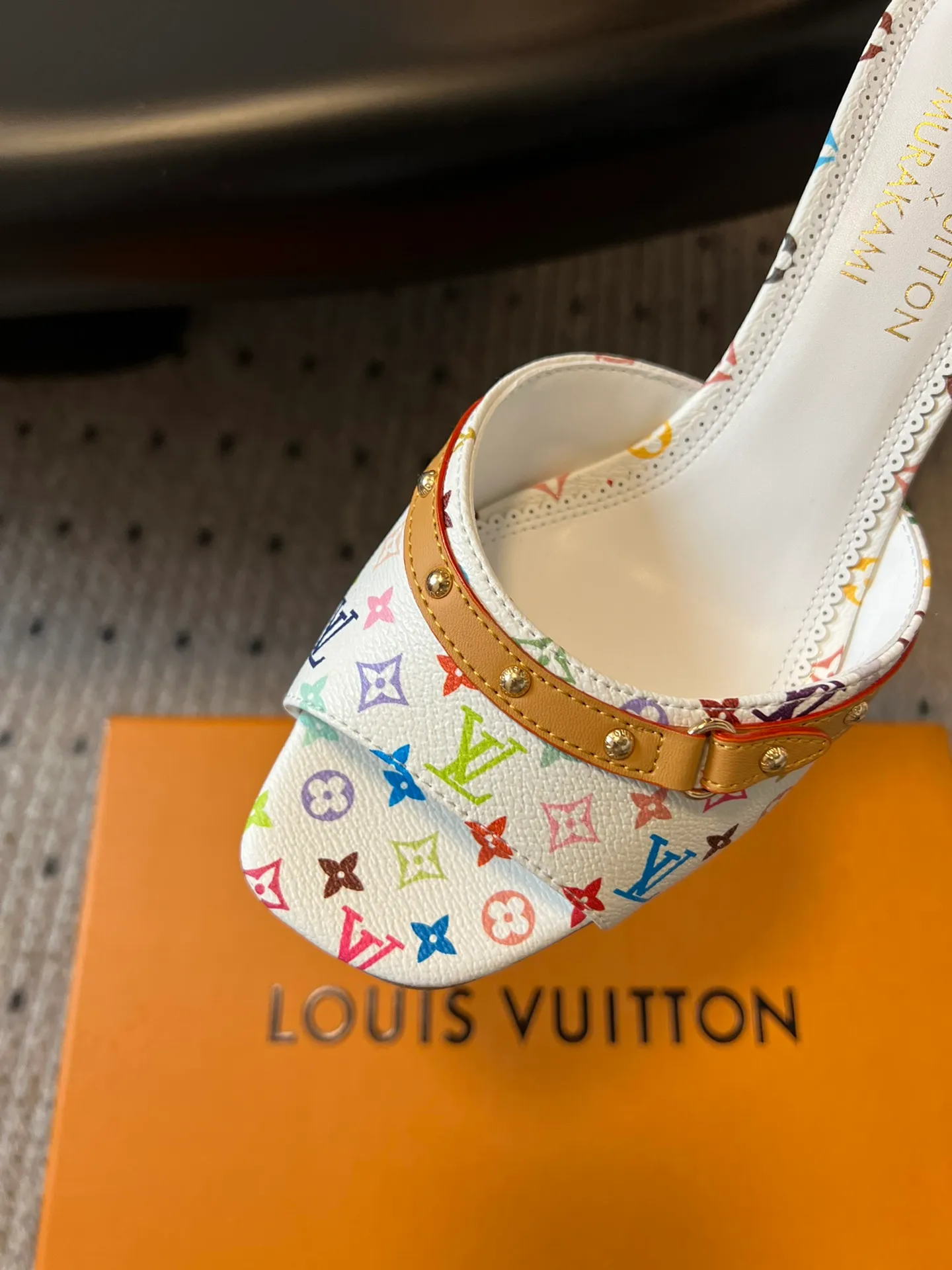 👟👟Ex-factory price 480👟👟 * 25ss spring and summer new style black and white three-color cat-heeled flat sandals. It is difficult not to doubt whether it borrowed from the Tang Dynasty's Tang Sancai as a basis and innovated it into the classic LV logo. It used color and the large area of ​​the upper as a contrast to create a white or black three-color element style on the upper, creating another classic style! Super greasy on feet! Indescribable fashion! It’s easy to match every day, and it’s very relevant to the changes and development of the times! Kitten heels are super easy to wear and give your feet a full summer vibe! Material: Original customized fabric Lining: Cow lining Outsole: Genuine leather outsole imported from Italy Shoe size: 35-41 (40.41 customized non-returnable